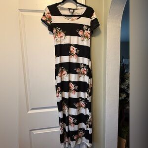Discreet Black and White Floral Maxi Dress